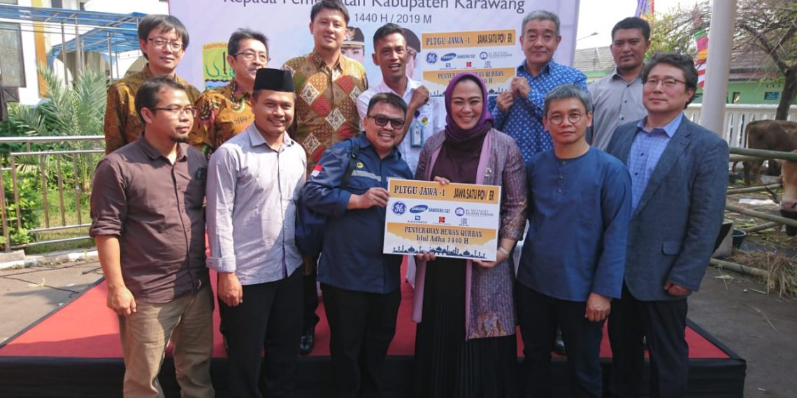 Rampung 20%, PLTGU Jawa 1 Bagikan 16 Sapi dan 169 kambing di Karawang