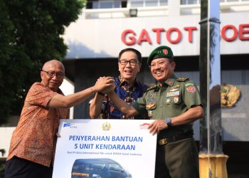 Astra Serahkan 5 Hiace ke  RSPAD  Gatot Soebroto