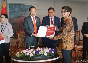 Jokowi Bertemu 22 Ilmuwan Peneliti Muda Indonesia di Busan