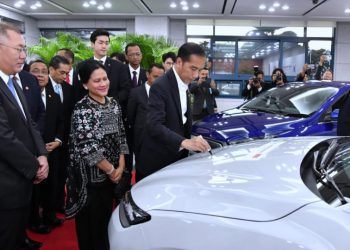 Kunjungi Pabrik Hyundai, Jokowi Bubuhkan Tanda Tangan di Kap Mesin Mobil Listrik