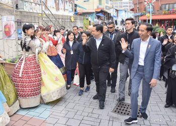 Potret Presiden Jokowi saat Kunjungi Desa Budaya di Busan Korsel