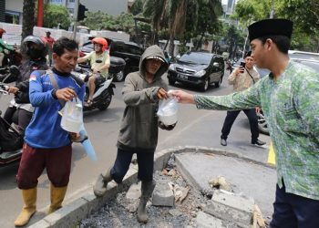 Jumat Bersedekah di Trotoar