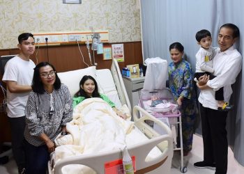 Presiden Jokowi Jenguk Kelahiran Cucu Ketiga Bernama La Lembah Manah
