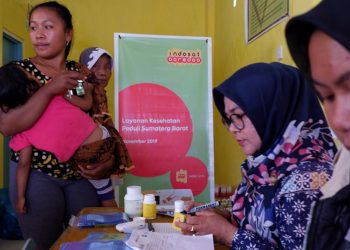 Masyarakat Terdampak Banjir Periksa Kesehatan Gratis di Mobil Klinik Indosat Ooredoo