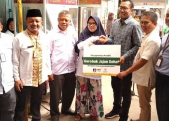 UPZ Perum Jamkrindo Bekerjasama Baznas Berikan Bantuan Gerobak Jajanan Sehat