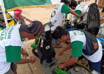 Unik, Posko BAZNAS di Wilayah Banjir Kampung Pulo Layani Servis Motor Gratis