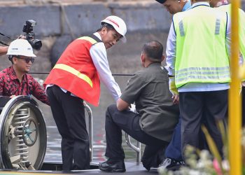 Tinjau Kapal Selam Alugoro