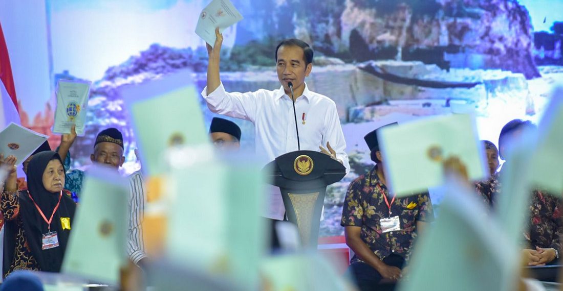 Jokowi Serahkan 2020 Sertifikat Tanah di Jawa Timur
