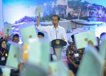 Jokowi Serahkan 2020 Sertifikat Tanah di Jawa Timur