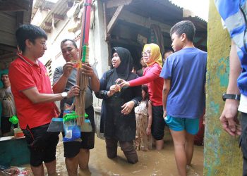 Indosat Ooredoo Ringankan Beban Korban Banjir