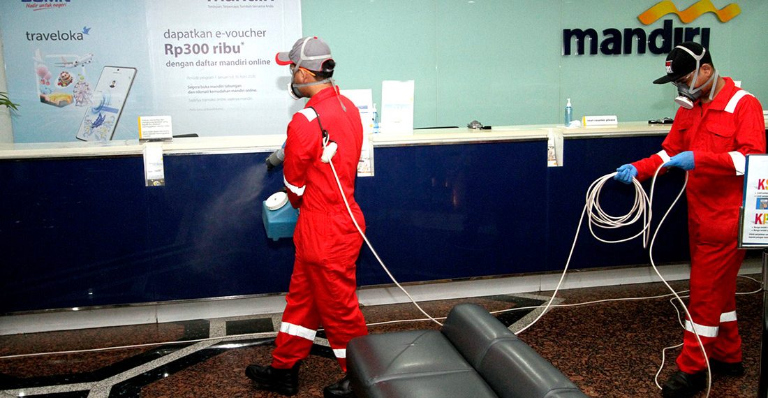 Penyemprotan Disinfektan di Kantor Bank Mandiri