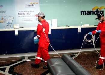Penyemprotan Disinfektan di Kantor Bank Mandiri