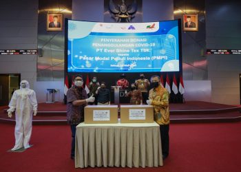 PT Ever Shine Tex Tbk menyerahkan donasi APD kepada Pasar Modal Peduli Indonesia ( PMPI)