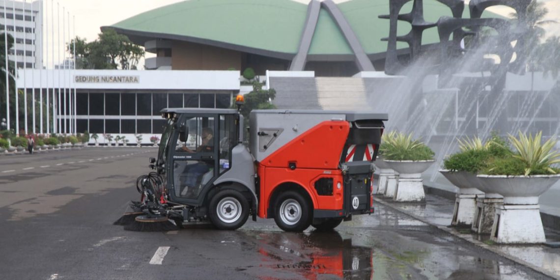 Mobil Penyapu Otomatis di DPR