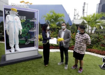 Bantuan APD dan Sneakers Buatan Lokal