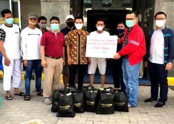 Terjun Langsung Bantu Korban Banjir