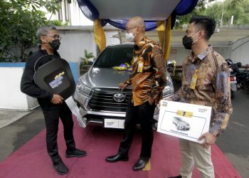 Bank Mantap Serahkan Hadiah Utama Buka Rezeki Mantap 1