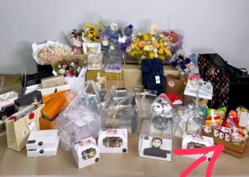 Fans Indonesia Heboh! Kim Soo Hyun Dapat Kado Roma Kelapa