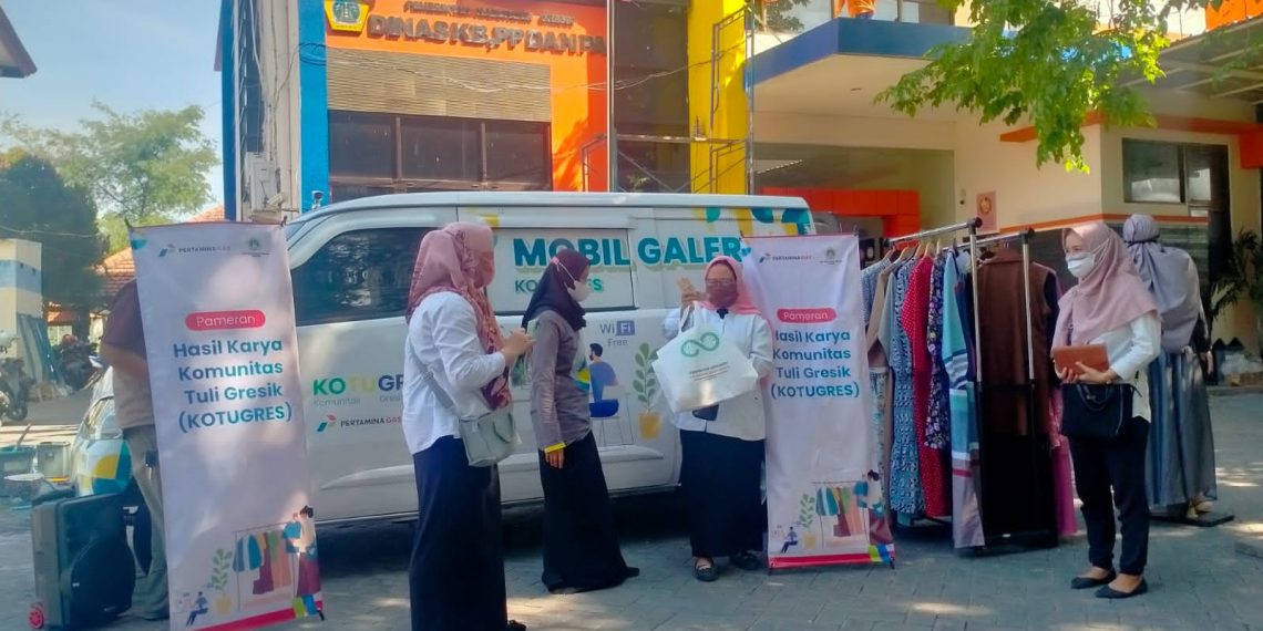 Mobil Galeri Keliling Subholding Gas Pertamina Dukung Pemasaran Inovasi Komunitas Tuli Gresik