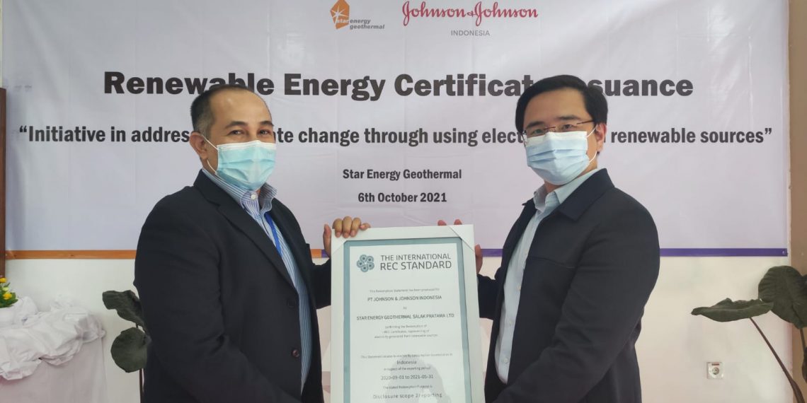 PT Johnson & Johnson Indonesia berkolaborasi dengan Star Energy Geothermal dalam upaya menghasilkan listrik yang 100% berasal dari sumber yang dapat diperbaharui