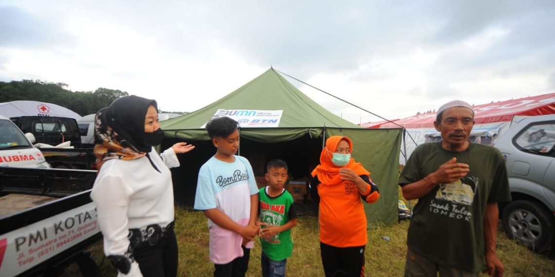 Tinjau Pengungsian Erupsi Semeru