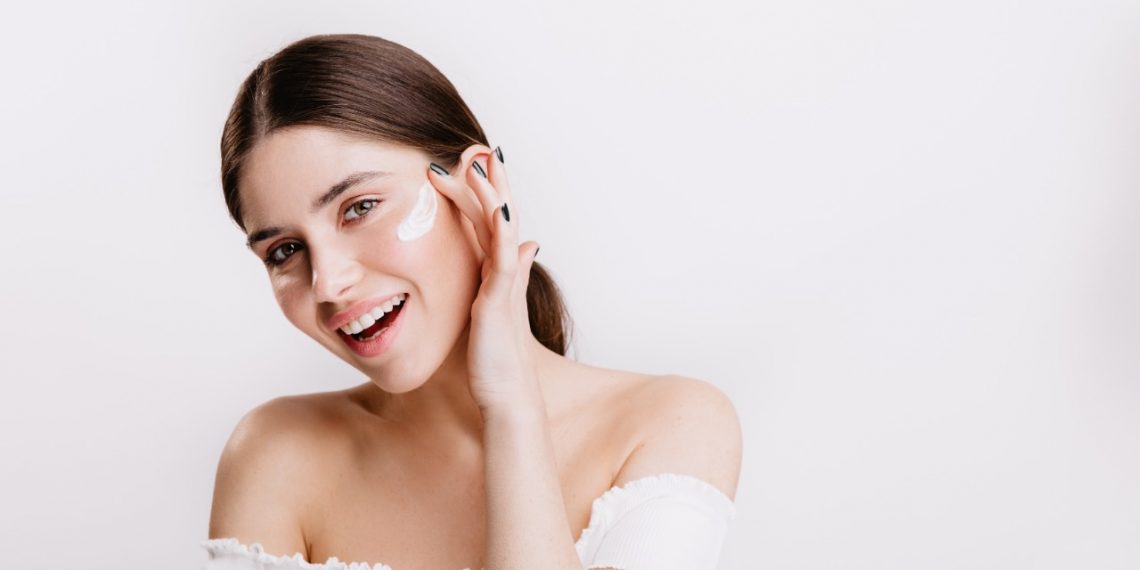 3 Rekomendasi Skincare Yang Wajib Kamu Pakai di Musim Hujan