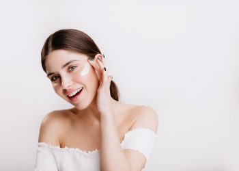 3 Rekomendasi Skincare Yang Wajib Kamu Pakai di Musim Hujan