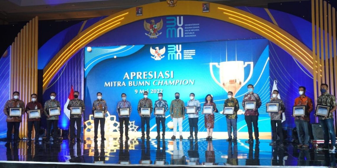 PLN Raih Penghargaan Mitra BUMN Champion 2022 dari Erick Thohir