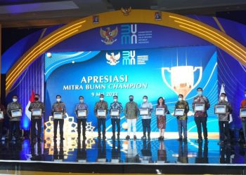 PLN Raih Penghargaan Mitra BUMN Champion 2022 dari Erick Thohir