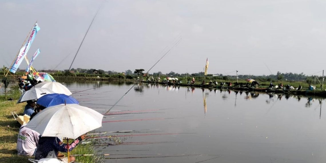 Ratusan Warga Desa Penatarsewu Ikuti Lomba Memancing Resto Apung Seba
