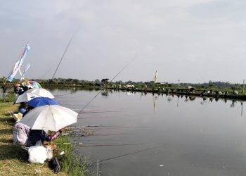Ratusan Warga Desa Penatarsewu Ikuti Lomba Memancing Resto Apung Seba