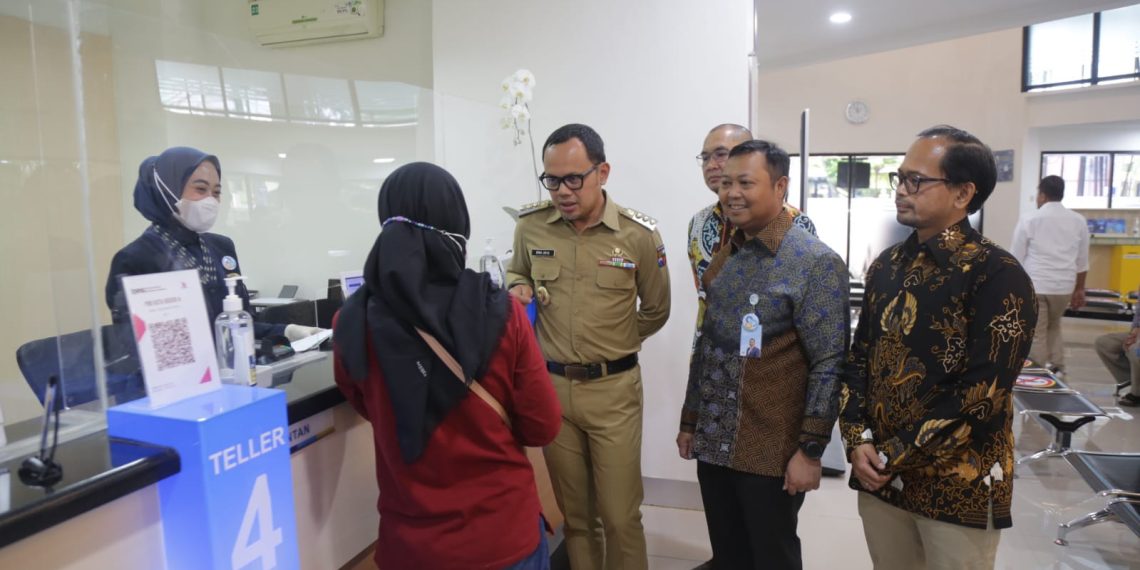 Semarak Hari Pelanggan Nasional, Jajaran Manajemen bank bjb Layani Nasabah di Kantor Cabang Bogor