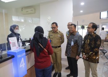 Semarak Hari Pelanggan Nasional, Jajaran Manajemen bank bjb Layani Nasabah di Kantor Cabang Bogor