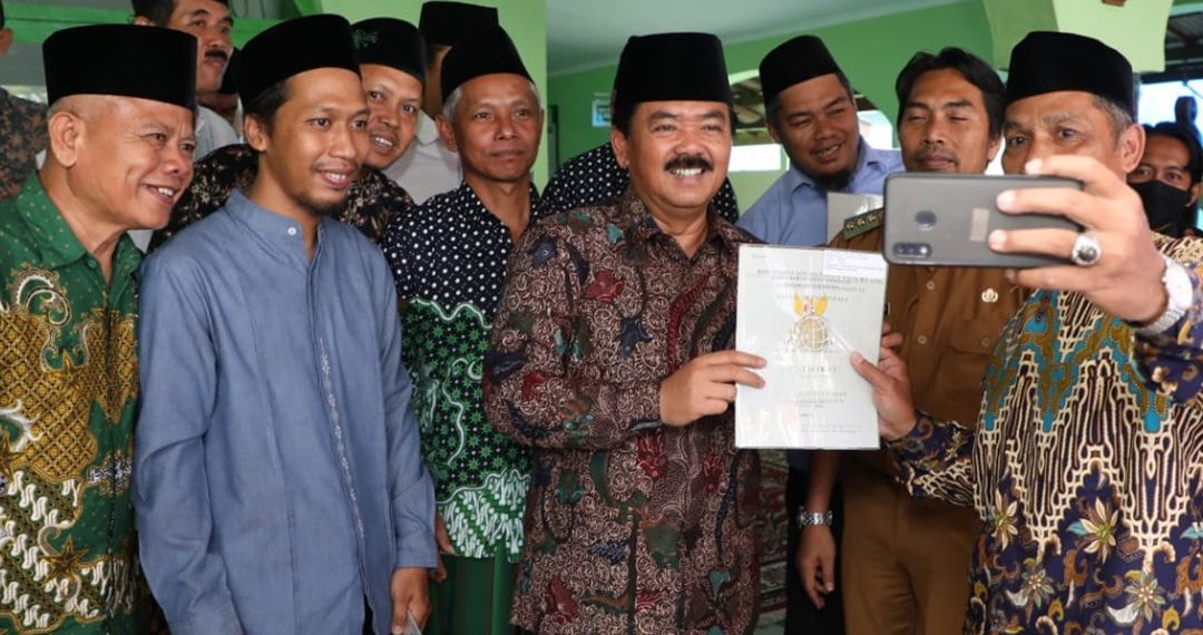 Sertipikat Tanah Wakaf dan Rumah Ibadah Diserahkan dalam Rangka Menjamin Kebebasan Umat Beragama