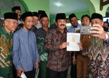 Sertipikat Tanah Wakaf dan Rumah Ibadah Diserahkan dalam Rangka Menjamin Kebebasan Umat Beragama