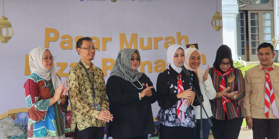 Warga Serbu Bazaar Ramadan bank bjb 1444H di Gedung Sate