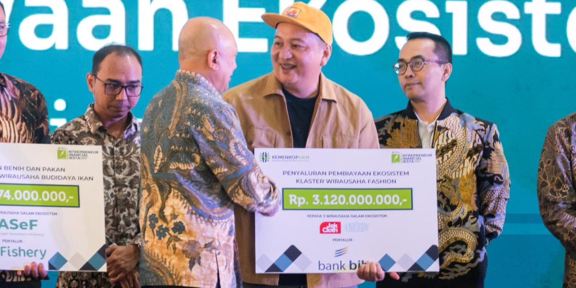bank bjb Turut Berpartisipasi Dalam Peringatan Hari UMKM Nasional Melalui Penyerahan Kredit Usaha Rakyat (KUR) dan Beragam Promo pada Nasional Expo 2023
