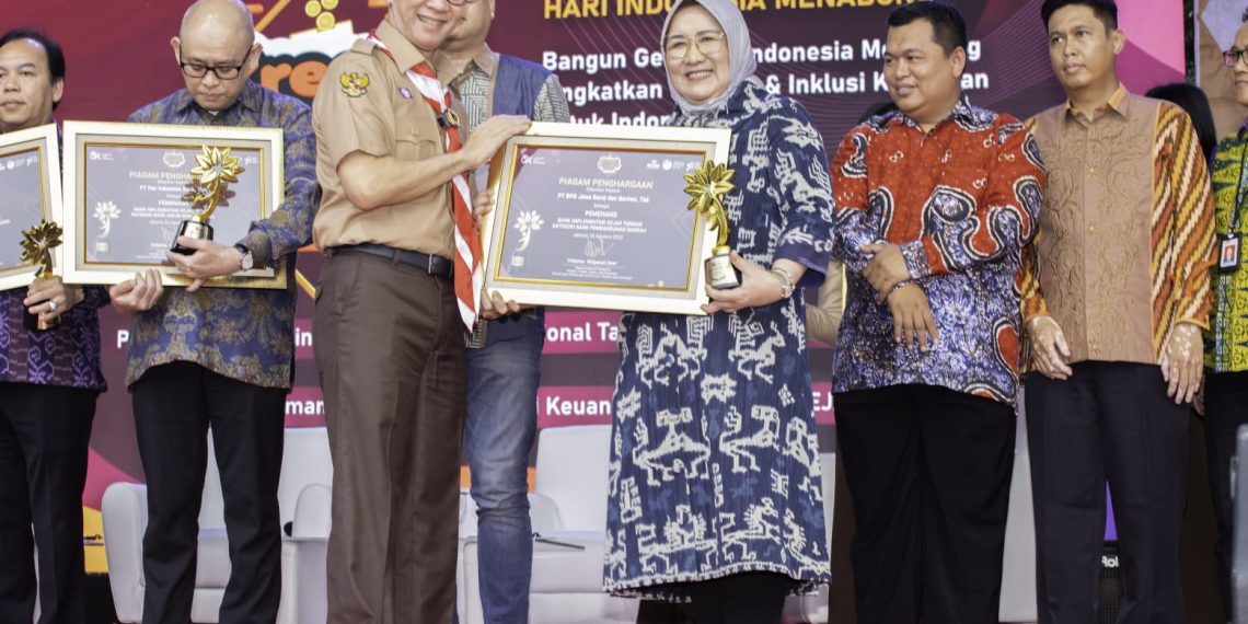 Sukses Dukung Program Kejar, bank bjb Terima Penghargaan OJK