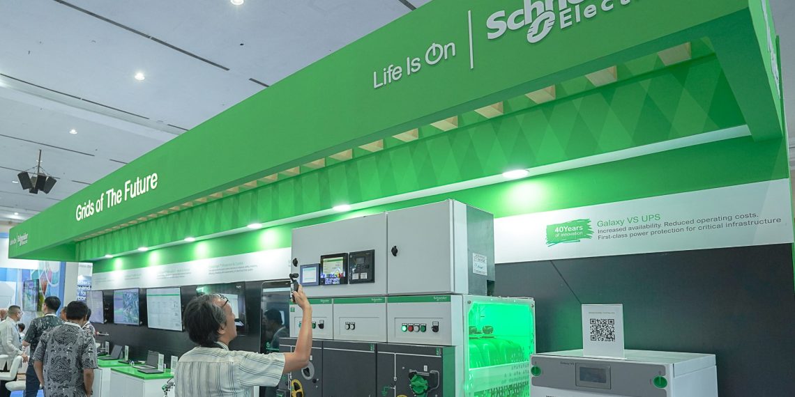 Schneider Electric Pamerkan Solusi Ramah Lingkungan untuk Jaringan Listrik di Indonesia di Electricity Connect 2024