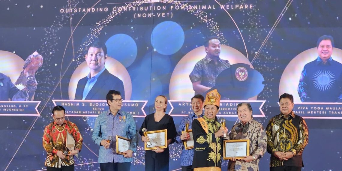 Bapak Jansen Manansang Dianugerahi Penghargaan atas Dedikasi Kesejahteraan Satwa oleh Perhimpunan Dokter Hewan Indonesia (PDHI)