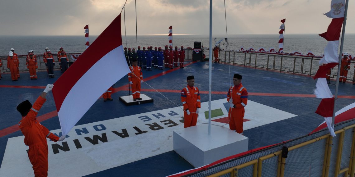 Gelar Upacara HUT RI Ke-80, Subholding Upstream Pertamina Kibarkan Sang Merah Putih di Perairan Indonesia