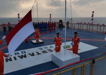 Gelar Upacara HUT RI Ke-80, Subholding Upstream Pertamina Kibarkan Sang Merah Putih di Perairan Indonesia